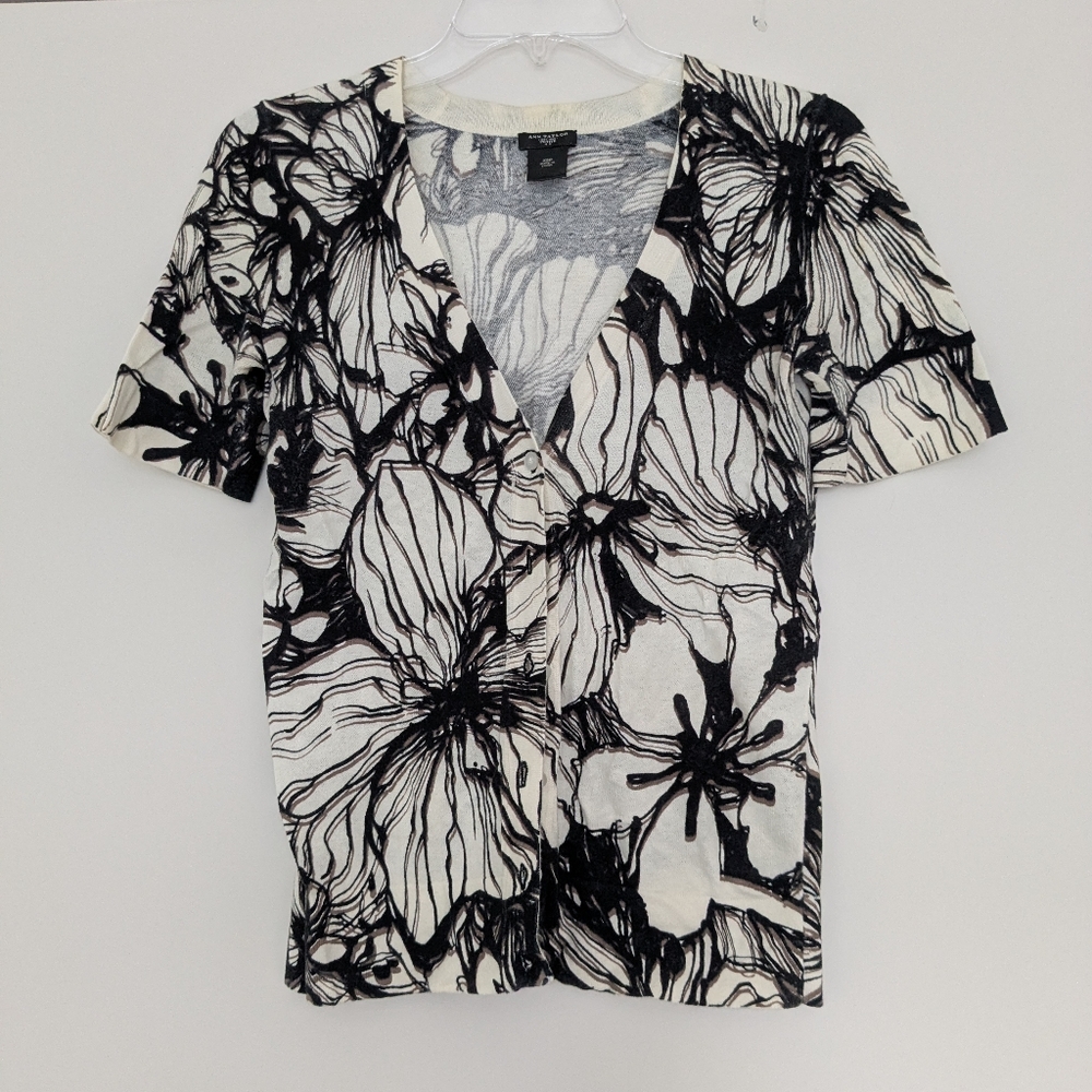 EUC Ann Taylor Black/White Floral Short Sleeve Cardigan Sweater, XSP